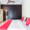 Отель OYO 14207 Royal Residential Lodge, фото 3