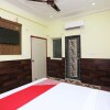 Отель Radhika Guest House By OYO Rooms в Гвалиоре