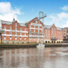Отель Cosy Riverside Apartment - Woodsmill Quay Free Parking, фото 1