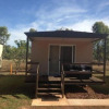 Отель Lazy Lizard Tavern and Caravan Park Cabins, фото 1