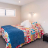 Отель Poolside Retreat - Picton Holiday House Waikawa, фото 13