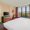 Отель Hilton Promenade at Branson Landing, фото 6