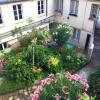 Отель Romantic Artist Room Montmartre Bed & Breakfast в Париже