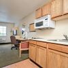 Отель HomeTowne Studios & Suites by Red Roof Bentonville, фото 17