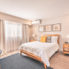 Отель Regatta Living II with Breakfast Included! - 901, фото 10