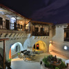 Отель Holiday Cave Hotel, фото 1