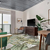 Отель Mid Main Lofts 7305 Designer Studio w Pool View Midtown, фото 12