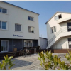 Отель Two Wheels Guest House, фото 1