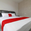 Отель RedDoorz Plus near RS Royal Prima, фото 5