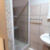 Отель Lovely 1-bedroom apartment with secure parking, фото 2