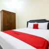 Отель RedDoorz near Terminal Condong Catur 2, фото 18