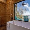 Отель Smoky Lake Retreat 3 Bedroom Cabin by Redawning, фото 15