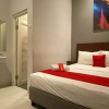 Отель RedDoorz Syariah @ Pucang Anom, фото 3