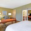 Отель Hampton Inn & Suites Charleston Airport, фото 3