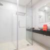 Отель RedDoorz Plus near Van Mieu Quoc Tu Giam, фото 10