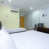 Отель SPOT ON 89857 Azra Inn Rumah Tumpangan, фото 11