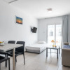 Отель Sanders Rio Gardens - Adorable 1-bedroom Apartment With Shared Pool and Balcony, фото 4