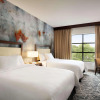 Отель Embassy Suites by Hilton San Antonio Brooks Hotel & Spa, фото 17