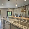Отель Elkhart Lake Townhome, Mins to Road America!, фото 8