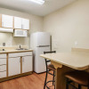 Отель HomeTowne Studios by Red Roof Phoenix - Dunlap Ave, фото 17