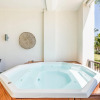 Отель Beachfront w Direct Beach Access Private Jacuzzi, фото 11