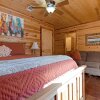 Отель Misty Pines 3 Bedroom Cabin by Redawning, фото 10