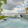 Отель Kalkaska Retreat: Private Hot Tub, Dock, Fireplace, фото 10