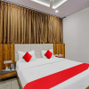 Отель OYO Flagship 80700 Hotel Dumas Rooms Restaurant, фото 4