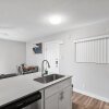 Отель Stylish 1BR Near UT Highland Evonify, фото 5