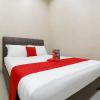 Отель RedDoorz Plus near Dharmawangsa, фото 20