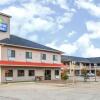 Отель Days Inn & Suites by Wyndham Madisonville в Мэдисонвилле