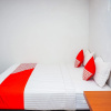 Отель OYO 433 Nelvi Guest House Syariah, фото 14