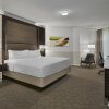 Отель Delta Hotels by Marriott Edmonton Centre Suites, фото 37