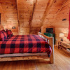 Отель The Lazy Nutt Retreat - 2 Br Cabin, фото 6