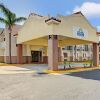Отель Days Inn N Suites Wyndham Near Ybor City, фото 1