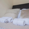 Отель Stylish 2 Bed with Free Private Parking, фото 2