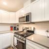 Отель Stylish 1BR Near UT Highland Evonify, фото 4