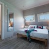 Отель Tranquil Marina Azzurra Resort House Boat 2 Bedroom Sleeps 6, фото 5