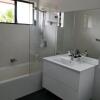 Отель Glenfield 3 Rooms - Stylish Master + 2 Stunning Queen Rooms, фото 9