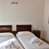 Отель South House- Sleeps 4 Shared Pool Lake View in Torri del Benaco, фото 3
