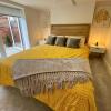 Отель Coppergate Mews Apt 1 Stylish 2 bed 2 bath apartment private entrance Doncaster, фото 3