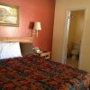 Отель Bluebird Day Inn & Suites, фото 4