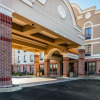 Отель Comfort Inn & Suites Airport - American Way, фото 1