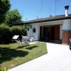 Отель Beachside Villa - Private Garden, Modern Comfort, фото 1