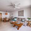 Отель Gorgeous apartment steps from the beach.  B3, фото 2