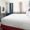 Отель Hampton Inn & Suites Baltimore Inner Harbor, фото 4