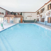 Отель Super 8 by Wyndham Houghton Lake, фото 8