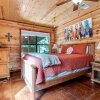 Отель Misty Pines 3 Bedroom Cabin by Redawning, фото 7