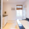 Отель Fabulous 4 Bed House With Garden in Fulham, фото 10