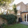 Отель Charming 4-bed House w Garden in Fulham в Лондоне